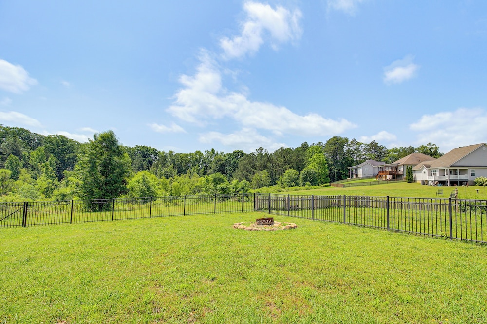 13 Mi to Chattanooga: Family Home w/ Backyard!