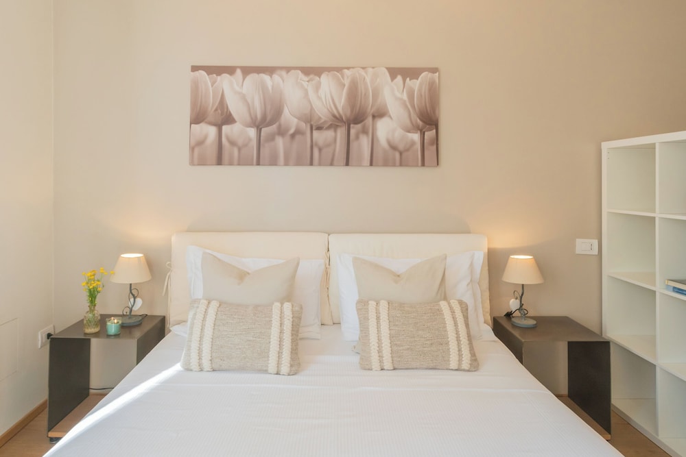 MT Studio by Rent All Como by Rent all Como