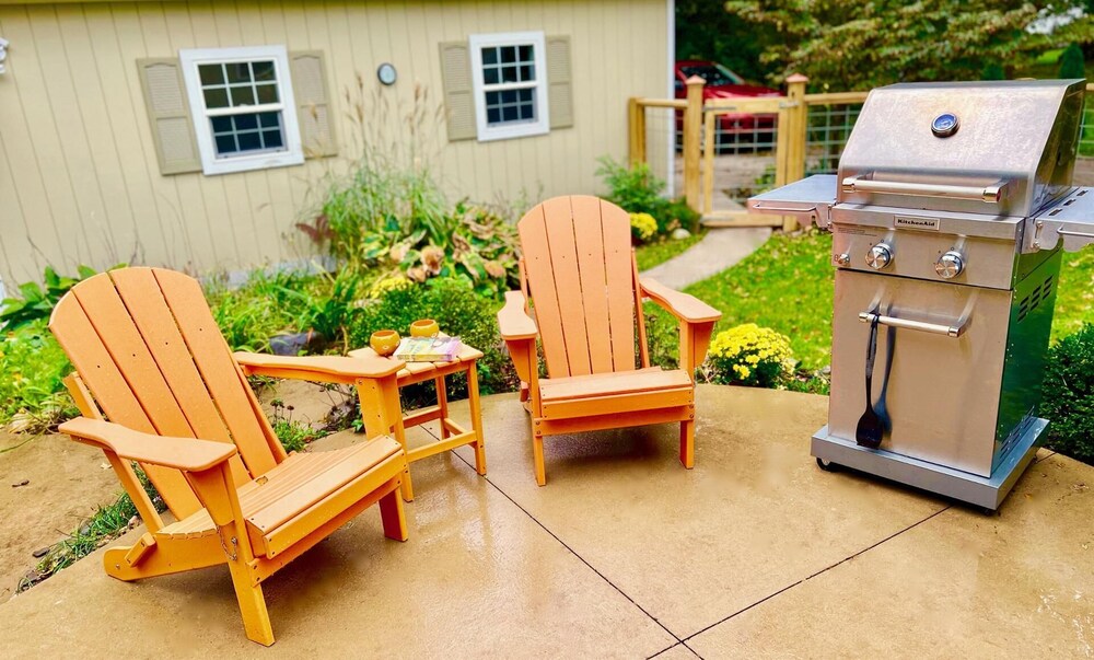 The Sharlene-hot tub Fenced Yard Steps to Douglas