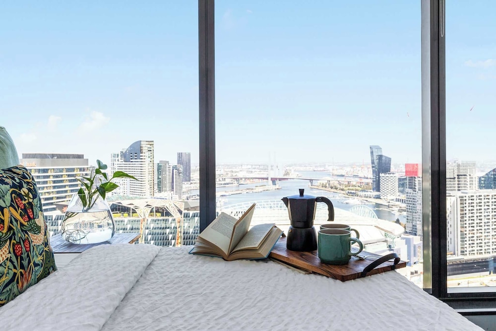 A Cozy 2BR Apt With Harbour Views and Free Parking