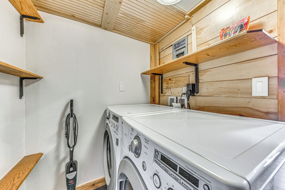 Walk to Midtown Ruidoso: Modern-rustic Cabin