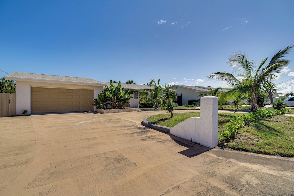 Walk to Beach & Eats: Modern Indialantic Apt
