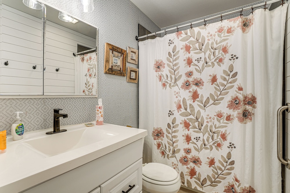 Charming Sun City Getaway Near Golf & Casinos!