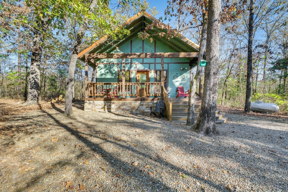 Hot Tub & Fire Pit: Cozy Cabin in Broken Bow!