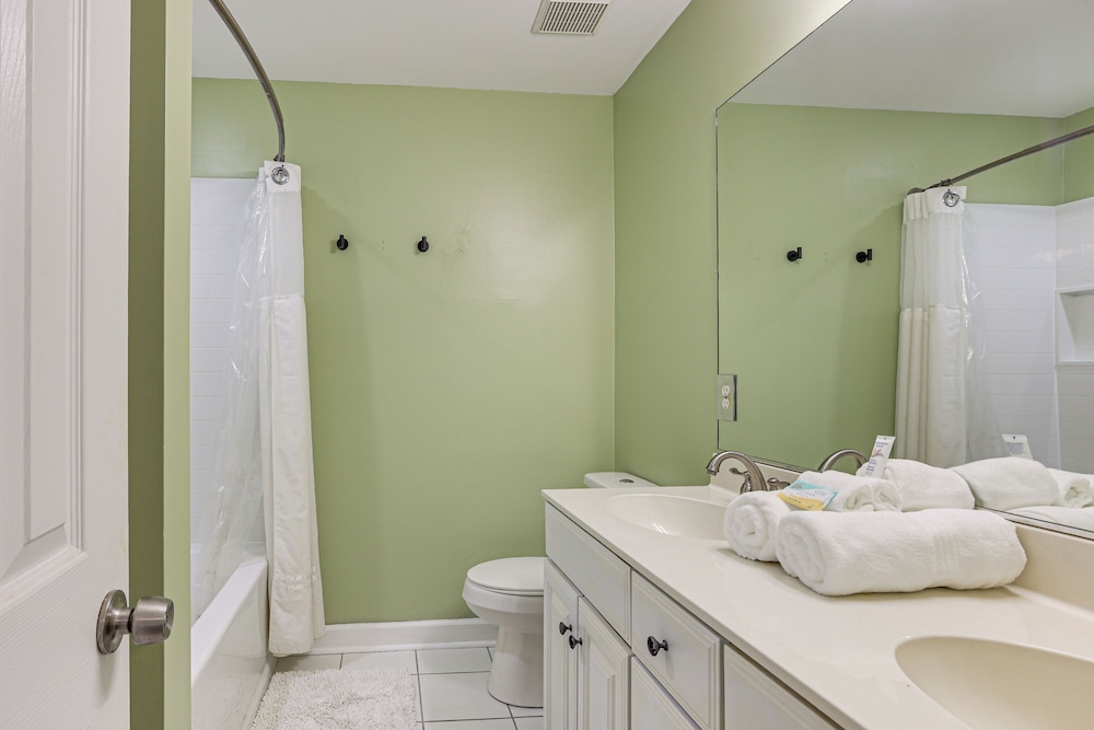 4 Mi to Beaches: St Simons Island Escape w/ Patio!