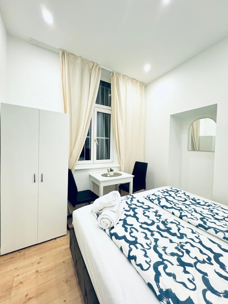 Elegant Five Bedroom Residence Alterlaa