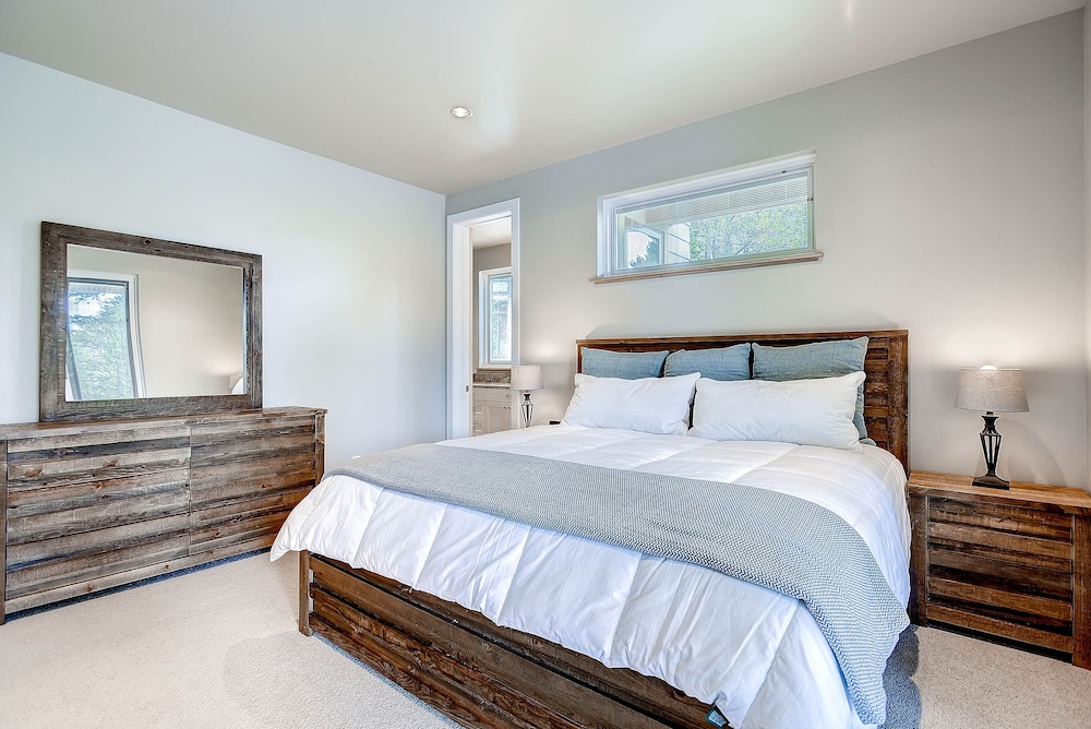 Sunrise Ski Haus 4 Bedroom Home by RedAwning