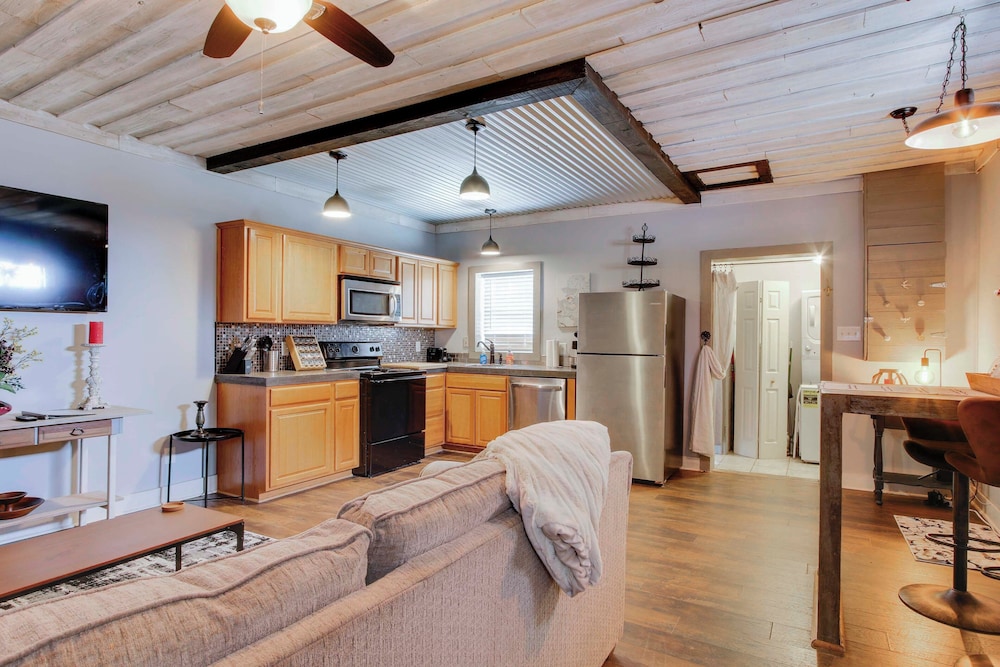 2 Mi to Self Regional MC: Updated Apartment