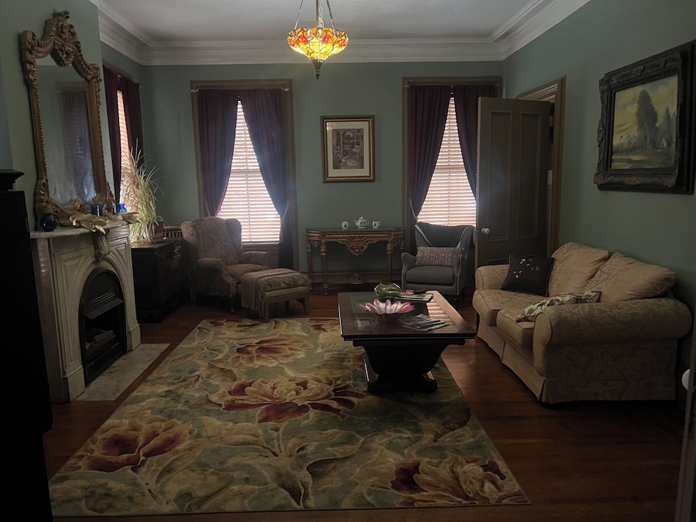 2 Br Victorian Apt 2800 sq ft 2 Floors With Full Kitchen 2 Baths and Laundry