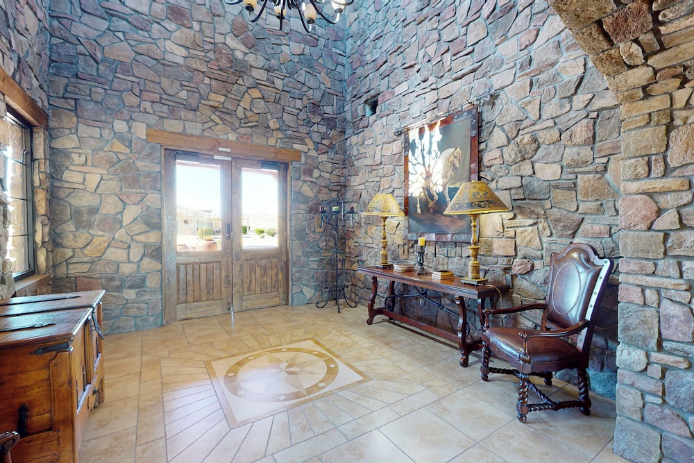 Exclusive 3BR w/ Pool, Hot Tub, W/d, & Clubhouse