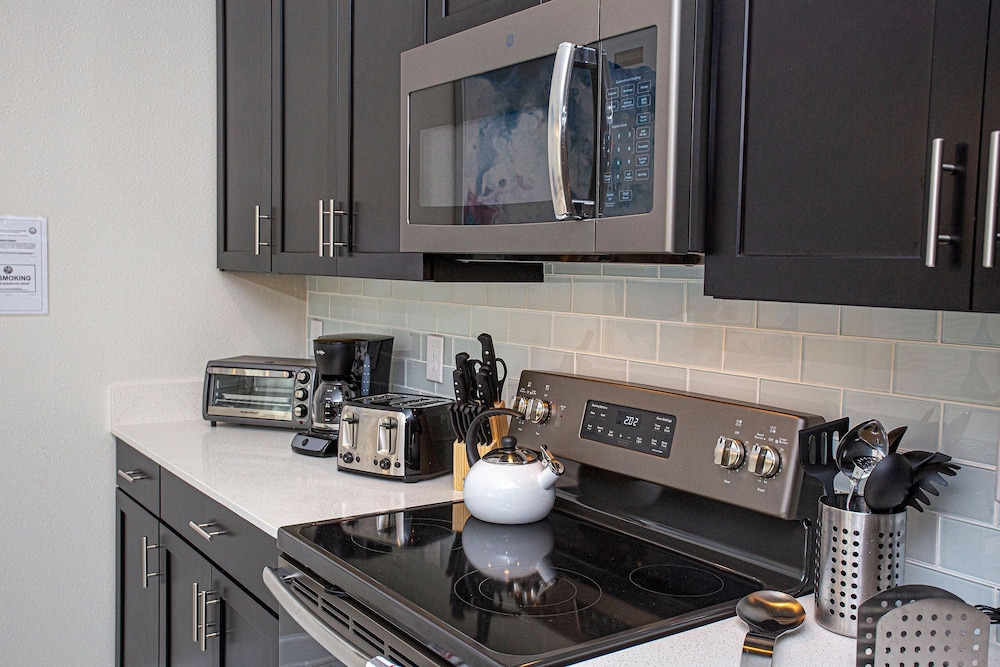 396 - 4bd/3ba Luxurious Homechampions Gate Resort