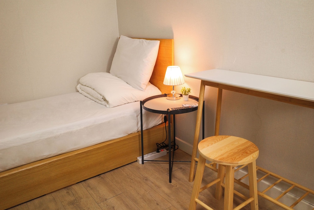 Starria Hostel foreign guest only 42