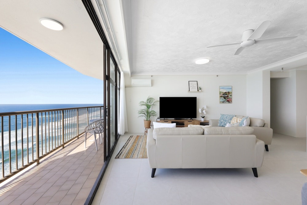 Beachfront Stylish Apartment With Ocean Views