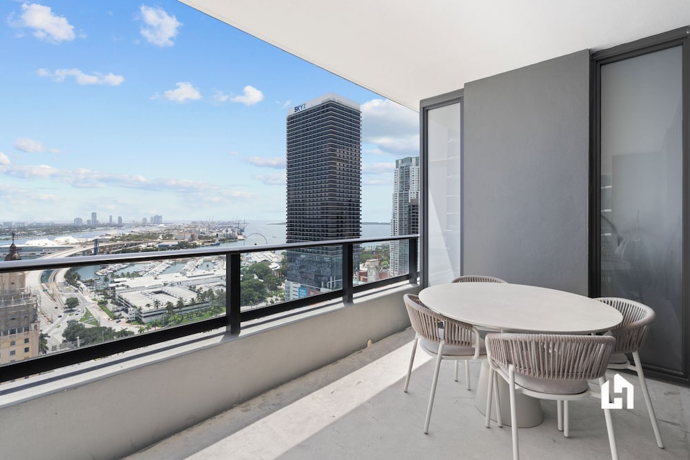 Stylish Apartments with Partial Ocean Views in Downtown