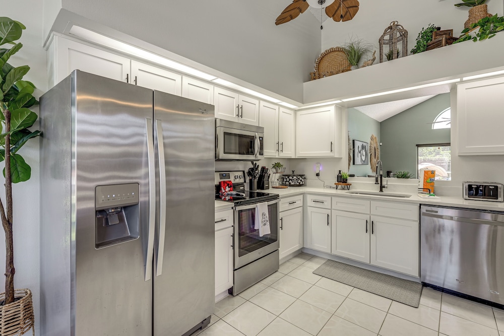 Hot Tub & Movie Theater: Family Oasis in Kissimmee
