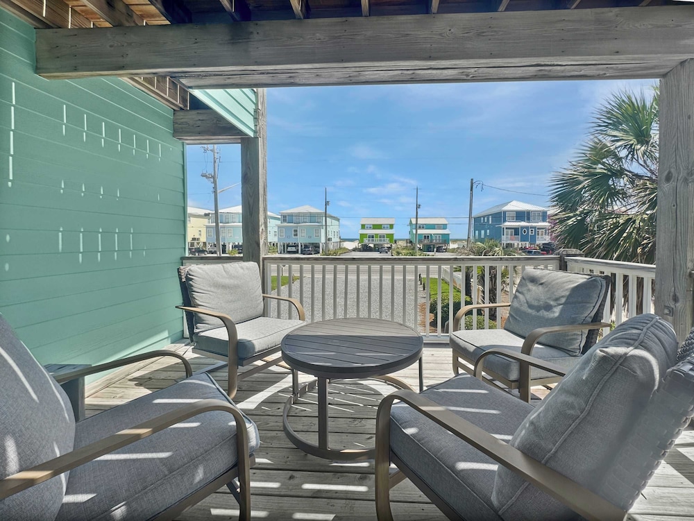 Duplex Beach Home for 6 With Balcony & Resort-style Amenities