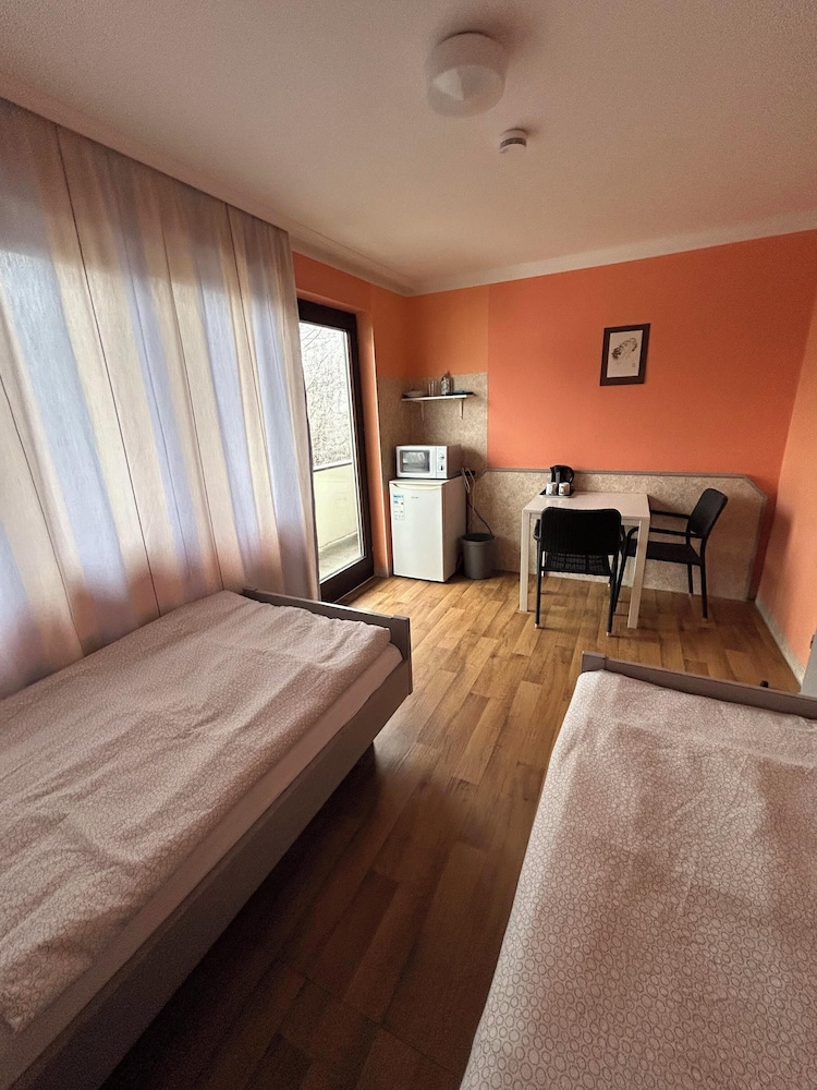 2-Rent Group Hostel Rooms AUB162