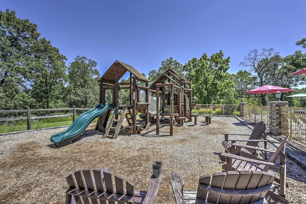 Families Welcome! Branson Resort-style Getaway view 5