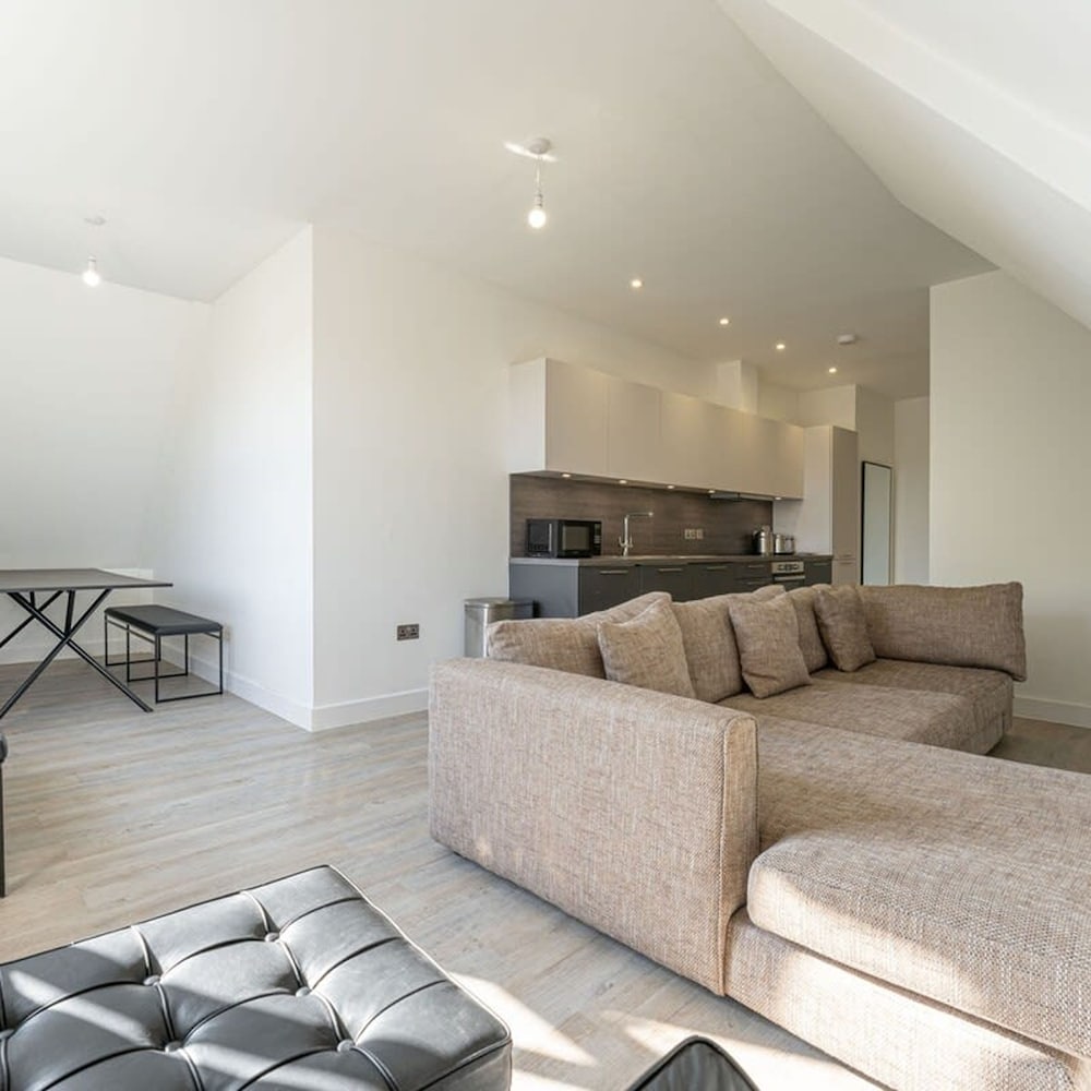 Contemporary 2 Bed Apartment Solihull NEC BHX