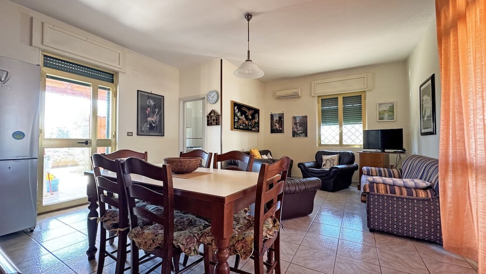 Villa Ulivo Sleeps 7 Garden Close to the sea