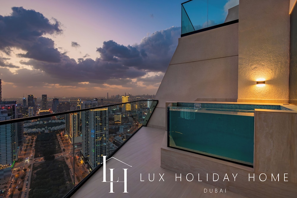 LUX The Phantom Sky Pool Suite