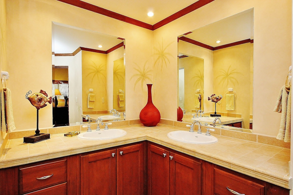 CR Luxury Los Sueños Condos