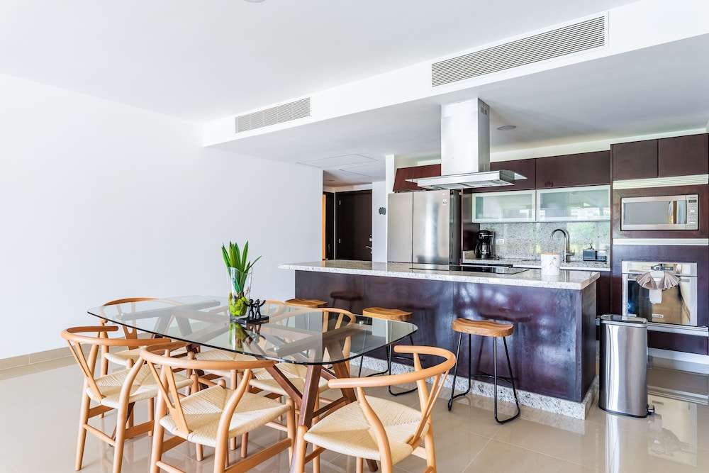 Casa Bellisima ! 2 bedroom swim up 2 Apts by RedAwning