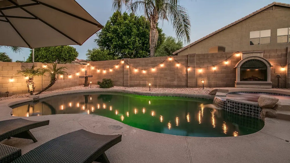 Massive 5 Bdrm Getaway W/pool, Hot Tub, Game Room!