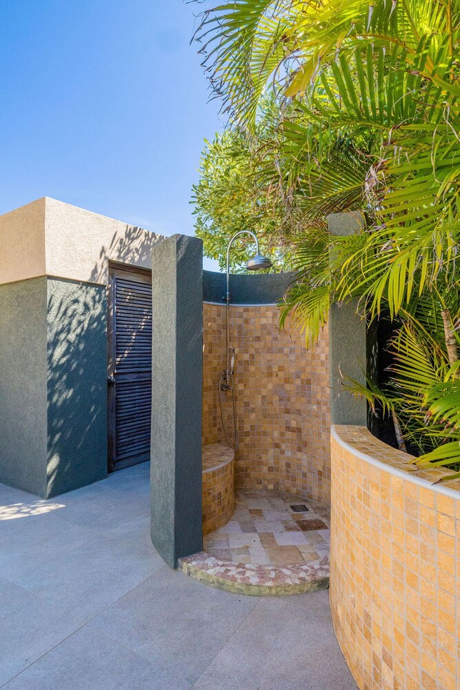 Ocean View 5BR Villa Steps to Beach Privatepool