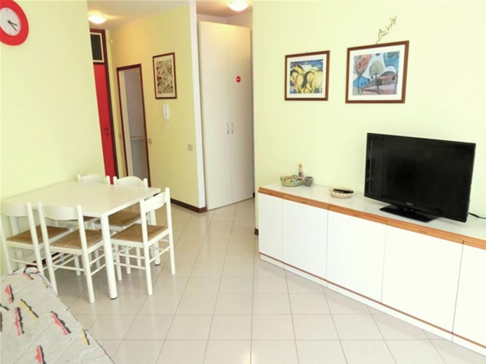 Comfortable Apartment Near the Beach With Pool