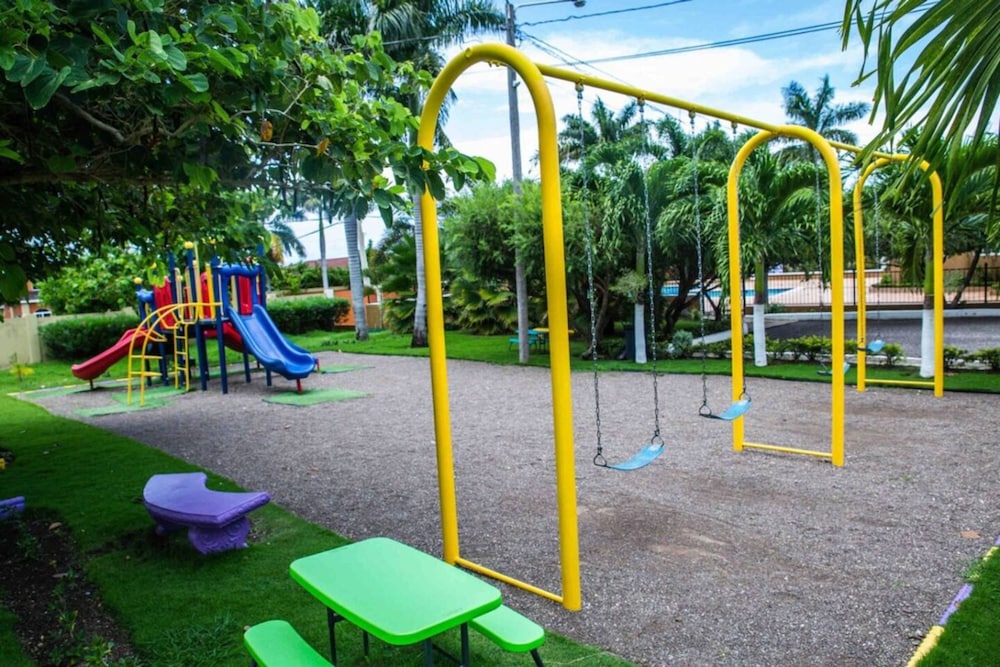 Drax Hall Pool Gym Gated Tennis Kidsplygrnd 304