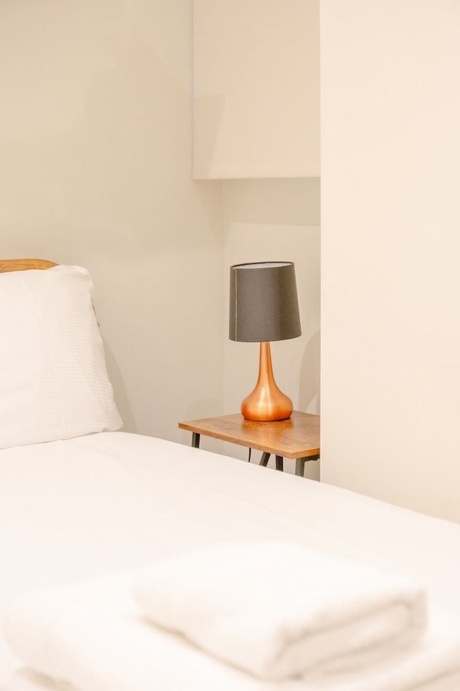 Gorgeous 2BD Flat With Patio - South Kensington!