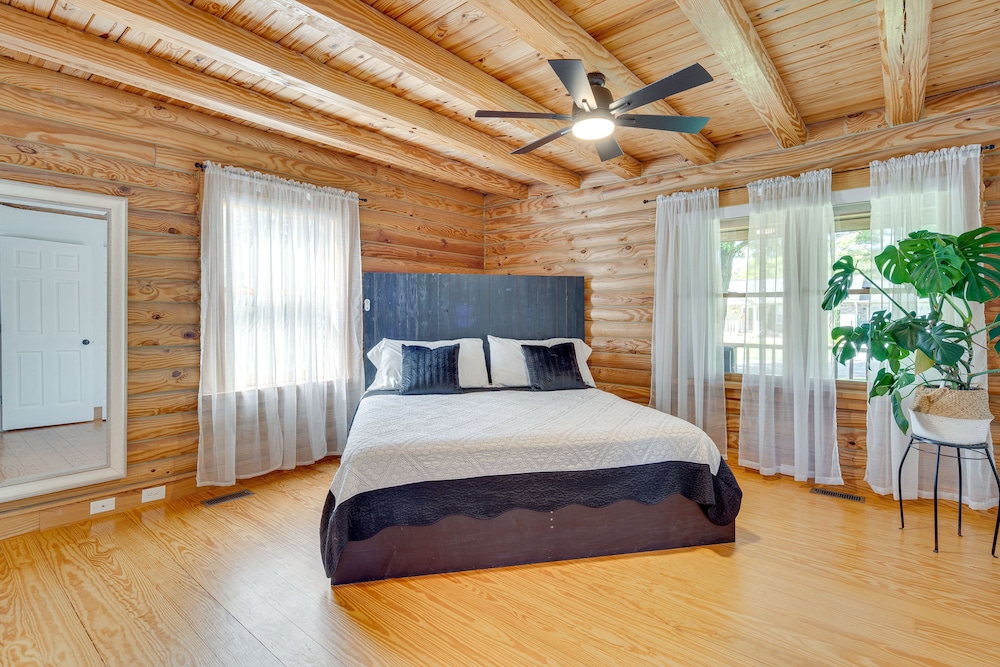 Spacious Horse Shoe Vacation Rental w/ Game Room! view 3