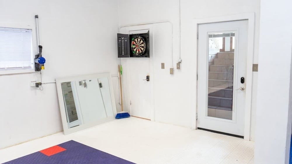 Fun Retro Island Vibe Sleeps 17 Beach 1 Block 4 Bedroom Home