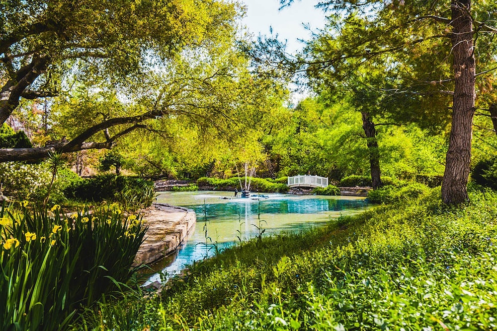 De Luz by Avantstay 5 Acre Estate w Lake Pool Hot Tub