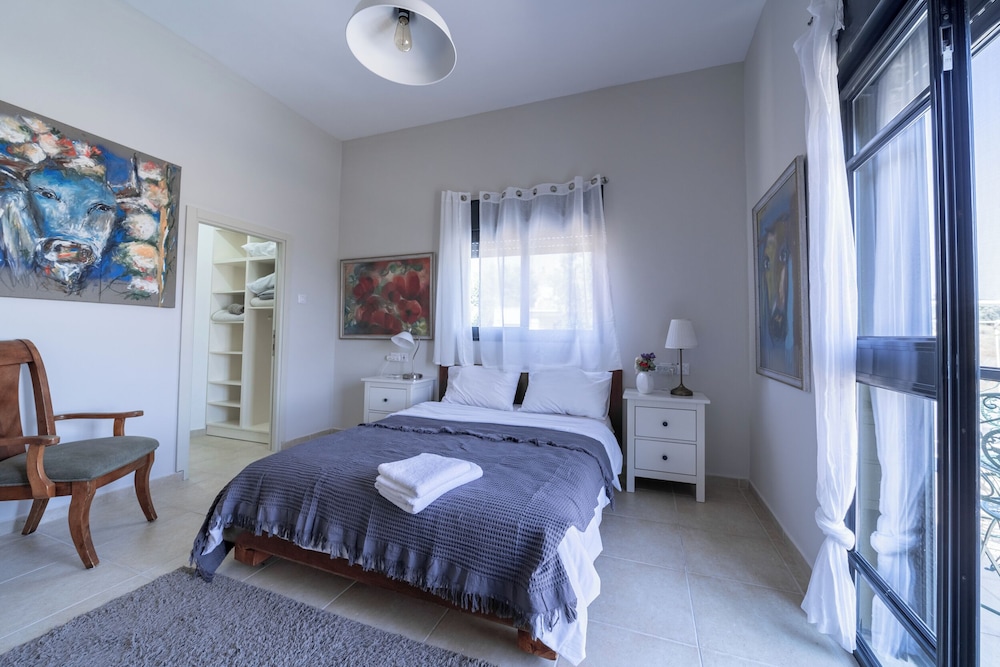 Artistic Vac Villa w pool by Sea N' Rent view 4