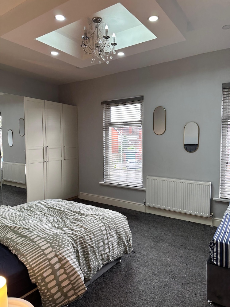 Cozy Manchester House - Stay With Host Onsite