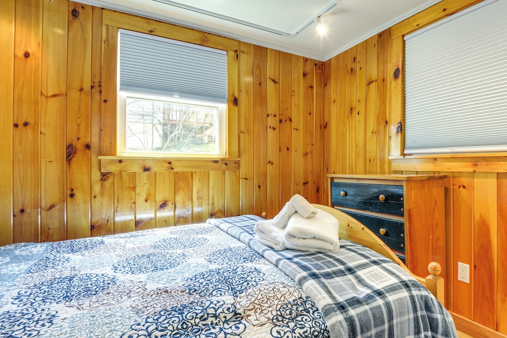2 Mi to Mt Snow: Warm & Cozy Family Winter Retreat