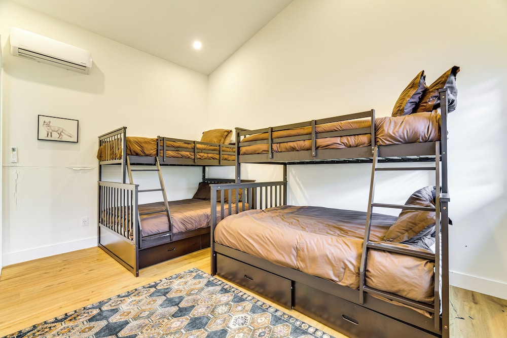 Hike & Fish: Peaceful Family Cabin in Tobyhanna!
