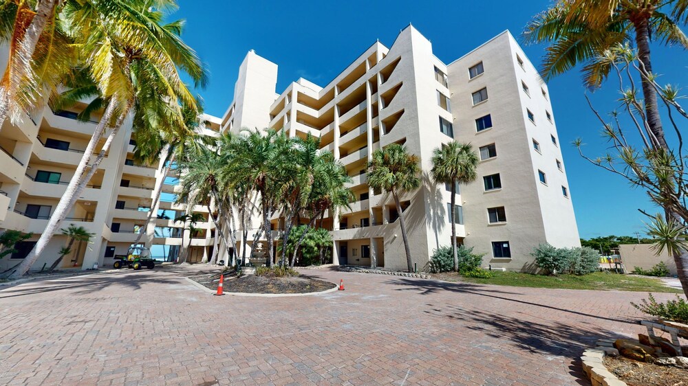 Sandarac 502b: Beachfront 3br Condo W/ Pool & Views 3 Bedroom Condo