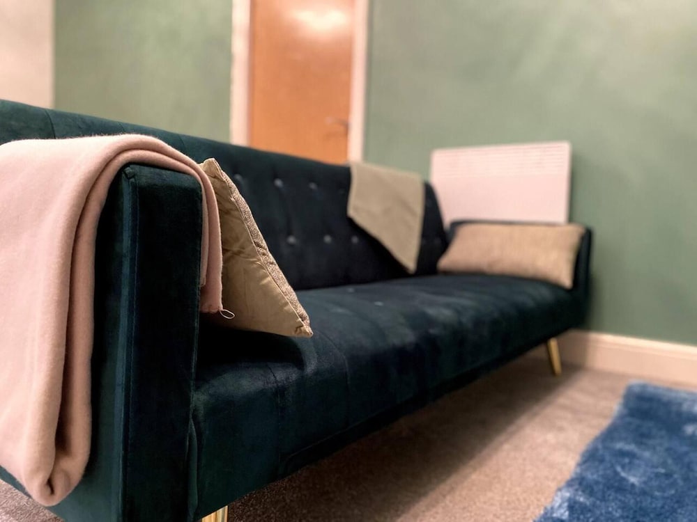 Stunning 2-bed Serviced Apartment in Swindon view 5