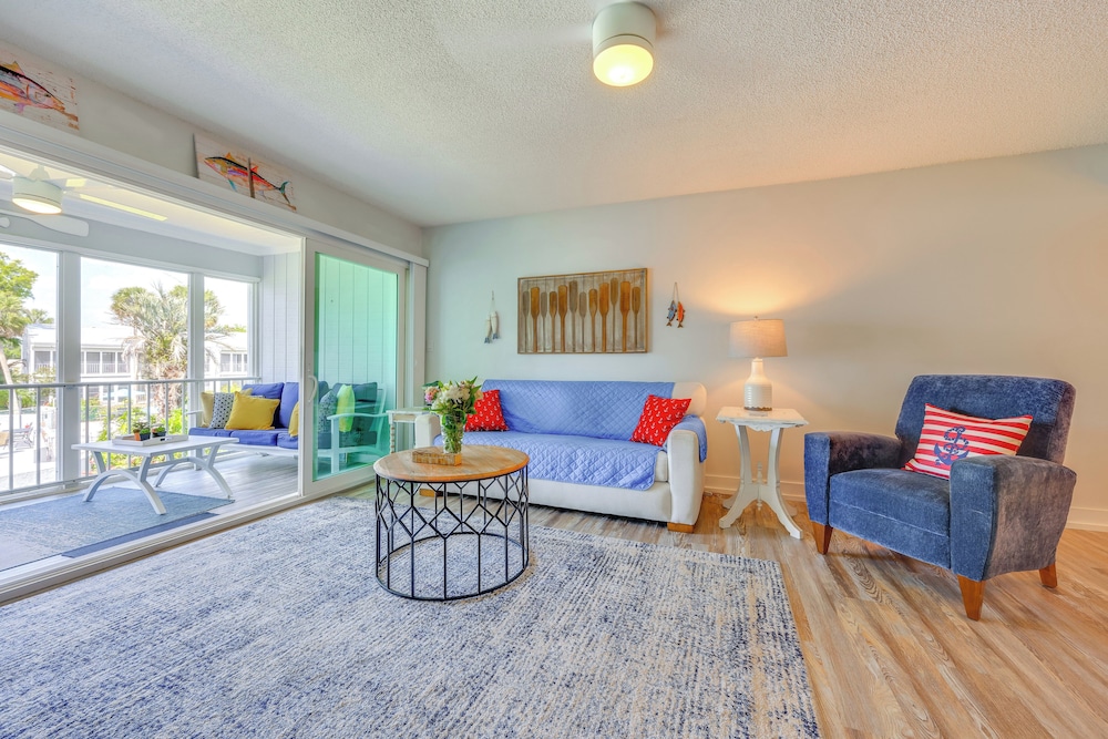 Private Balcony w/ Water Views: Welaka Condo!