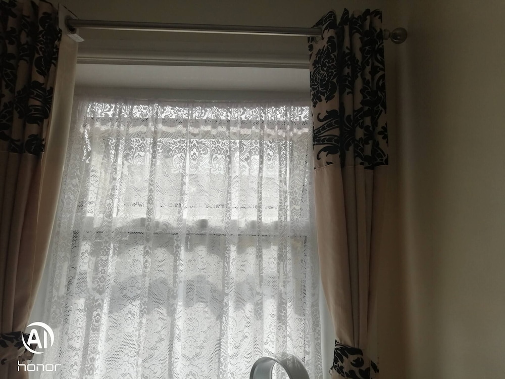 Room-charming Bradford Room to Rent With