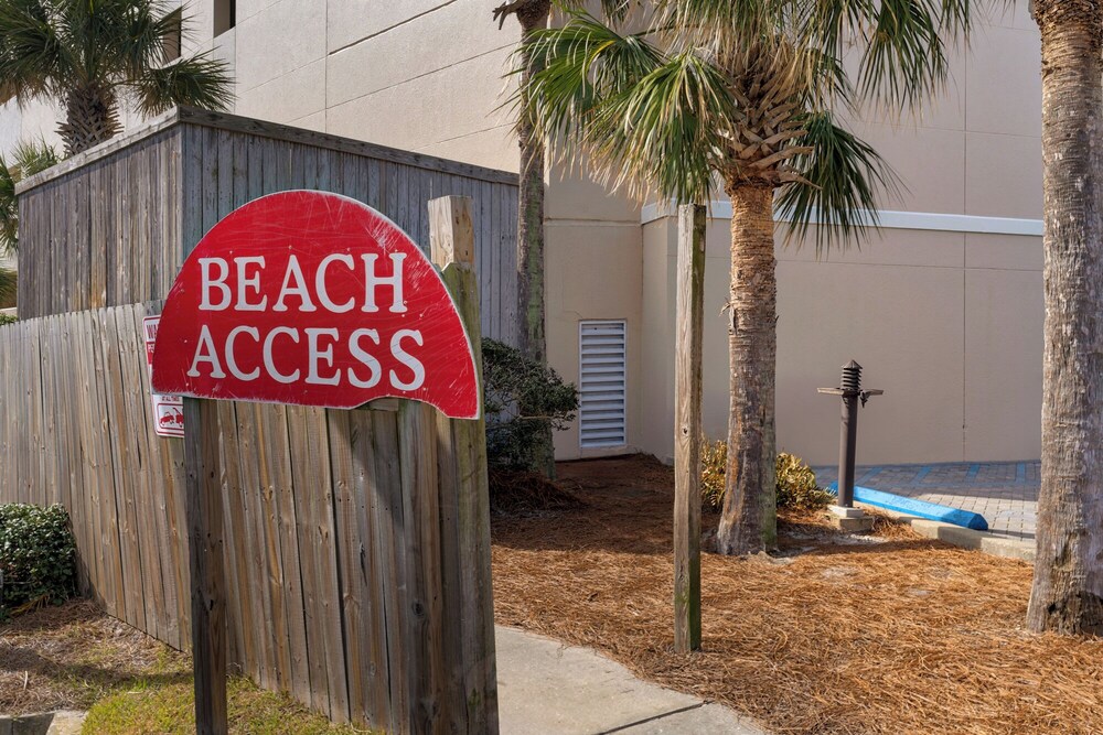 Sand Castles West A4: Steps to Beach, Pools, Private Balcony & More!