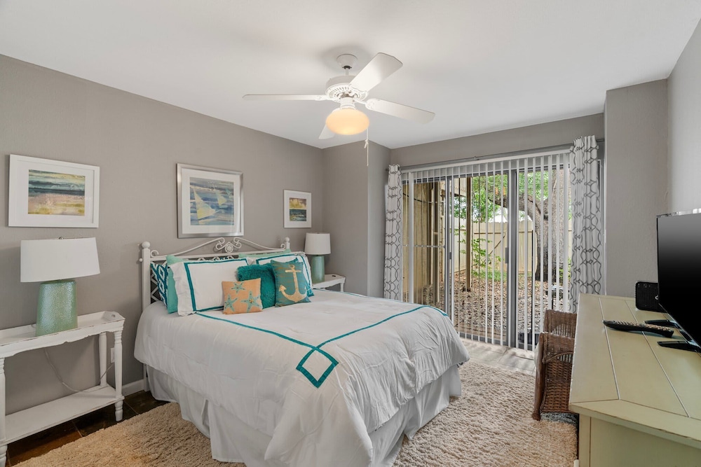 Lakeside Condo Retreat in Horseshoe Bay