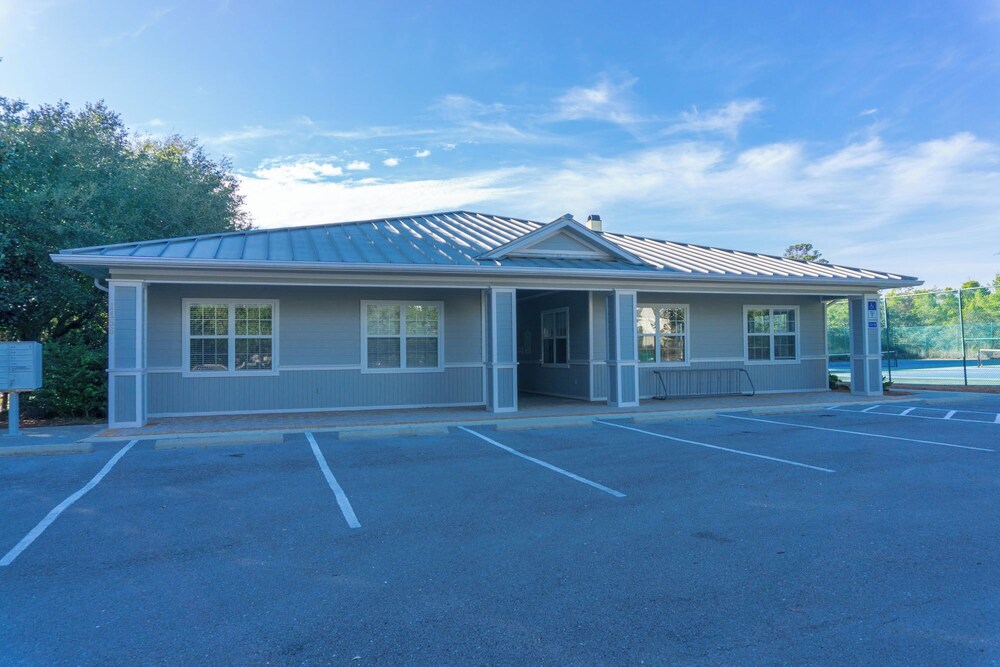 Aquamarine! Sleeps 12! Close to Community Pool! Private Beach Access!