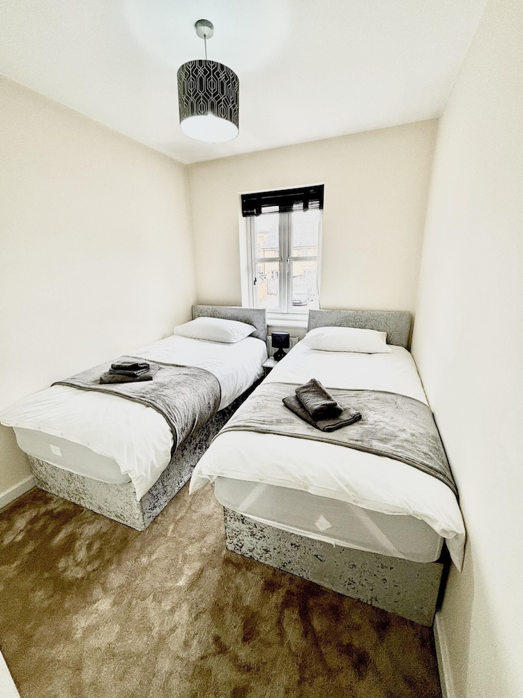 Remarkable 3-bed House in Reading view 2