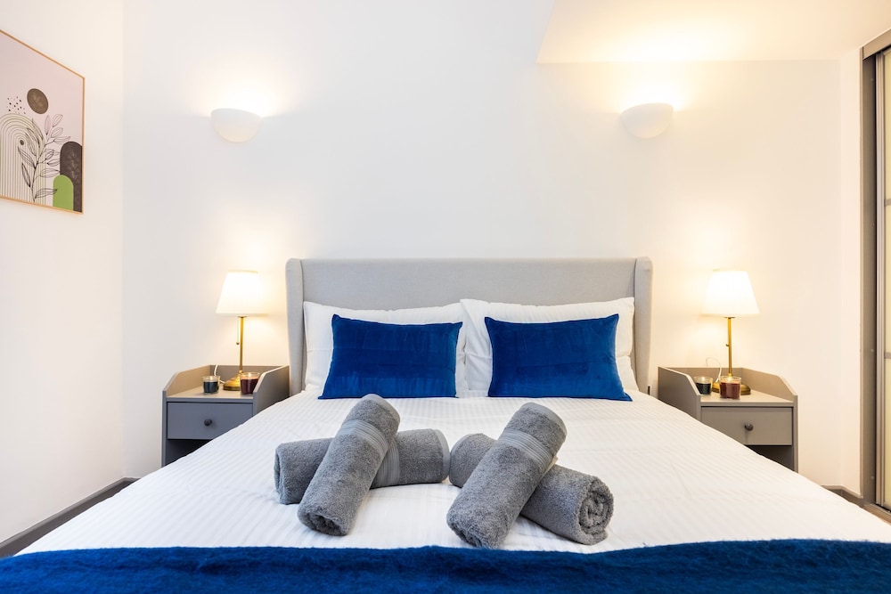 2 Bed 2 Bath Deluxe Flat in Kensington