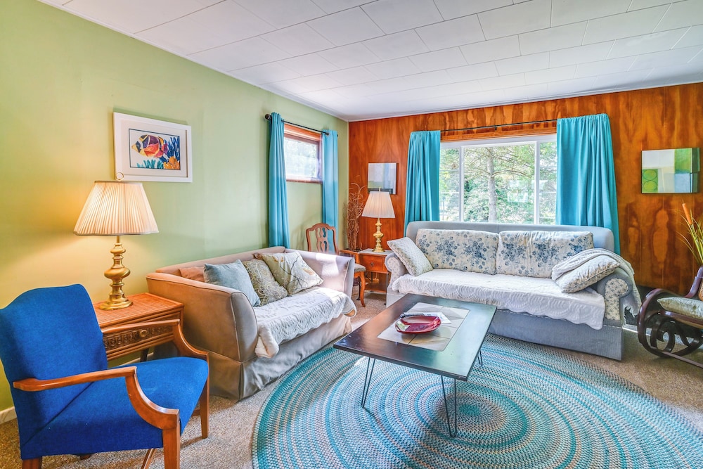 Boat & Unwind! Charming Atwood Lake Farmhouse