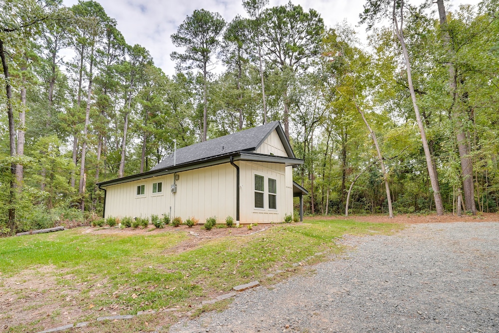 Lakefront Texas Abode w/ Kayaks, Fire Pit & Patio!